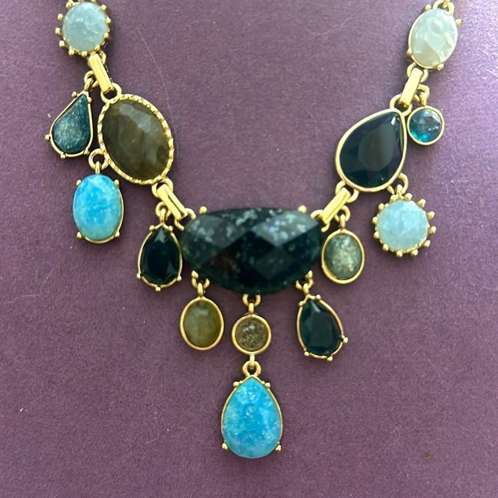 Multi-stone Loft green necklace, goldtonene